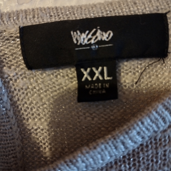 Gray sparkly crop shirt. Sleeves are a little shorter. - Picture 6 of 7